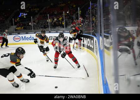 L'Allemand Luca Hauf et le canadien Fraser Minten lors du Championnat mondial junior de l'IIHF Un match de hockey sur glace entre le Canada et l'Allemagne à Scandi Banque D'Images