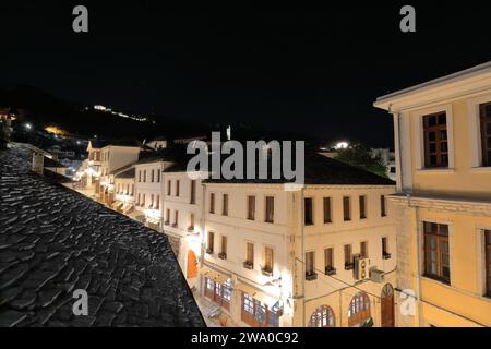 189 vue de nuit le long de la rue Rruga Gjin Zenebisi dans la vieille ville, allant jusqu'à la partie supérieure de la ville. Gjirokaster-Albanie. Banque D'Images