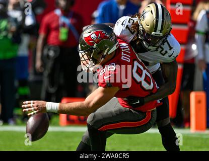 Tampa, États-Unis. 31 décembre 2023. Le cornerback Isaac Yiadom (27) des Saints de la Nouvelle-Orléans rompt une passe destinée au Tight End des Buccaneers de Tampa Bay Cade Otton (88) lors de la première mi-temps au Raymond James Stadium de Tampa, Floride, le dimanche 31 décembre 2023. Photo de Steve Nesius/UPI. Crédit : UPI/Alamy Live News Banque D'Images