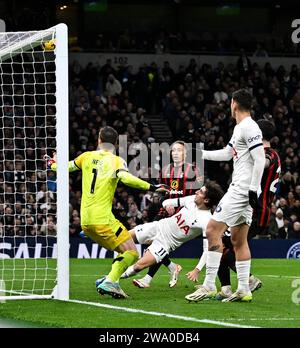 Londres, Royaume-Uni. 31 décembre 2023. Bryan Gil (Tottenham, 11 ans) dirige le ballon à 2 mètres, mais frappe la barre lors du match de Premier League Tottenham V AFC Bournemouth au Tottenham Hotspur Stadium. Cette image est réservée À UN USAGE ÉDITORIAL. Licence requise de The football DataCo pour toute autre utilisation. Crédit : MARTIN DALTON/Alamy Live News Banque D'Images