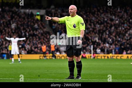 Londres, Royaume-Uni. 31 décembre 2023. Simon Hooper (arbitre) points lors du Tottenham V AFC Bournemouth Premier League Match au Tottenham Hotspur Stadium. Cette image est réservée À UN USAGE ÉDITORIAL. Licence requise de The football DataCo pour toute autre utilisation. Crédit : MARTIN DALTON/Alamy Live News Banque D'Images