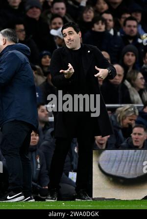 Londres, Royaume-Uni. 31 décembre 2023. Andoni Iraola Sagarna (entraîneur de Bournemouth) lors du Tottenham V AFC Bournemouth Premier League Match au Tottenham Hotspur Stadium. Cette image est réservée À UN USAGE ÉDITORIAL. Licence requise de The football DataCo pour toute autre utilisation. Crédit : MARTIN DALTON/Alamy Live News Banque D'Images