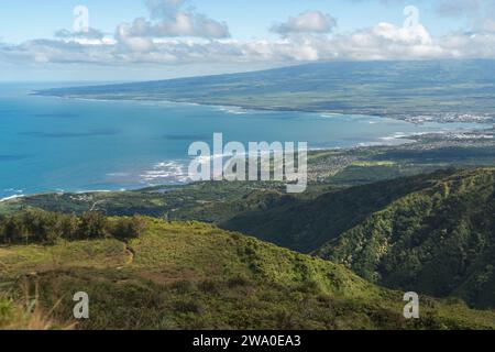 Surplombant Kahului depuis les pentes luxuriantes de Waihe'e Ridge, Maui se déploie dans une splendeur pittoresque. Banque D'Images