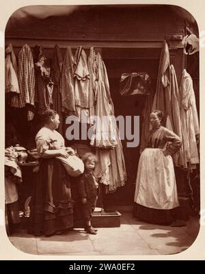 Un vieux magasin de vêtements, Seven Dials. John Thomson. 1877. Woodburytype. Banque D'Images