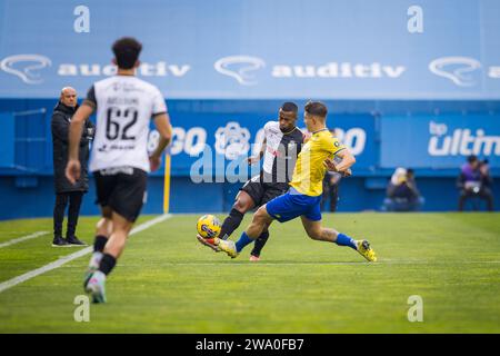 Pasteur du SC Farense (G) et Joao marques d'Estoril Praia (D) vus en action lors du match BetClic de Liga Portugal entre Estoril Praia et SC Farense à l'Estadio Antonio Coimbra da Mota. Score final ; Estoril Praia 4 : 0 SC Farense. Banque D'Images