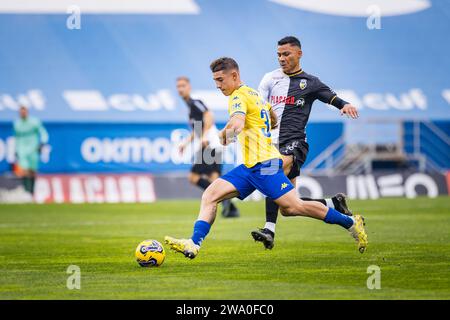 Joao marques d'Estoril Praia (à gauche) et Claudio Falcao du SC Farense (à droite) vus en action lors du match de Liga Portugal BetClic entre Estoril Praia et SC Farense à l'Estadio Antonio Coimbra da Mota. Score final ; Estoril Praia 4 : 0 SC Farense. Banque D'Images