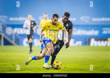 Rafik Guitane d'Estoril Praia (à gauche) et Fabricio Isidoro du SC Farense (à droite) vus en action lors du match de Liga Portugal BetClic entre Estoril Praia et SC Farense à l'Estadio Antonio Coimbra da Mota. Score final ; Estoril Praia 4 : 0 SC Farense. Banque D'Images