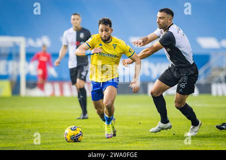 Rafik Guitane d'Estoril Praia (à gauche) et Zach Muscat du SC Farense (à droite) vus en action lors du match de Liga Portugal BetClic entre Estoril Praia et SC Farense à l'Estadio Antonio Coimbra da Mota. Score final ; Estoril Praia 4 : 0 SC Farense. Banque D'Images