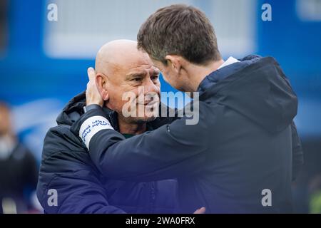 Lisbonne, Portugal. 30 décembre 2023. Les entraîneurs Jose Mota du SC Farense (G) et Vasco Seabra d'Estoril Praia (R) vus avant le départ du match BetClic de Liga Portugal entre Estoril Praia et le SC Farense à l'Estadio Antonio Coimbra da Mota. Score final ; Estoril Praia 4 : 0 SC Farense. (Photo Henrique Casinhas/SOPA Images/Sipa USA) crédit : SIPA USA/Alamy Live News Banque D'Images