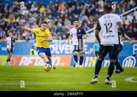 Lisbonne, Portugal. 30 décembre 2023. Joao marques d'Estoril Praia vu en action lors du match de Liga Portugal BetClic entre Estoril Praia et SC Farense à l'Estadio Antonio Coimbra da Mota. Score final ; Estoril Praia 4 : 0 SC Farense. (Photo Henrique Casinhas/SOPA Images/Sipa USA) crédit : SIPA USA/Alamy Live News Banque D'Images