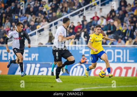 Lisbonne, Portugal. 30 décembre 2023. Joao marques d'Estoril Praia (R) et Caseres (L) et Zach Muscat (C) du SC Farense vus en action lors du match de Liga Portugal BetClic entre Estoril Praia et SC Farense à l'Estadio Antonio Coimbra da Mota. Score final ; Estoril Praia 4 : 0 SC Farense. (Photo Henrique Casinhas/SOPA Images/Sipa USA) crédit : SIPA USA/Alamy Live News Banque D'Images