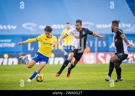 Lisbonne, Portugal. 30 décembre 2023. Rodrigo Gomes d'Estoril Praia (à gauche) et Mattheus Oliveira du SC Farense (à droite) vus en action lors du match de Liga Portugal BetClic entre Estoril Praia et SC Farense à l'Estadio Antonio Coimbra da Mota. Score final ; Estoril Praia 4 : 0 SC Farense. (Photo Henrique Casinhas/SOPA Images/Sipa USA) crédit : SIPA USA/Alamy Live News Banque D'Images