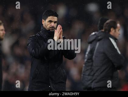 Londres, Royaume-Uni. 30 décembre 2023. Mikel Arteta, Manager d'Arsenal, fait un geste vers les supporters après le match de Premier League à Craven Cottage, Londres. Le crédit photo devrait se lire : Paul Terry/Sportimage crédit : Sportimage Ltd/Alamy Live News Banque D'Images