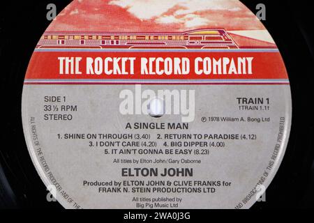 Gros plan sur le label pour un single man LP record par elton john Rocket logo de la maison de disques Banque D'Images