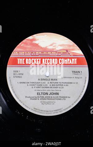 Gros plan sur le label pour un single man LP record par elton john Rocket logo de la maison de disques Banque D'Images