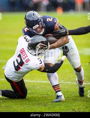 Chicago, Illinois, États-Unis. 31 décembre 2023. Chicago Bears #2 DJ Moore est attaqué par les Falcons #3 Jessie Bates III lors d'un match contre les Falcons d'Atlanta à Chicago, il. Mike Wulf/CSM/Alamy Live News crédit : CAL Sport Media/Alamy Live News Banque D'Images