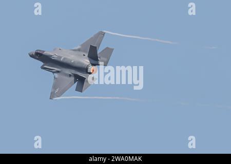 Paris, France. 23 juin 2023. USAF Lockheed Martin F-35 Lightning II avion de combat de 5e génération effectue une démonstration en vol lors du 54e salon international de l'aéronautique de Paris à l'aéroport le Bourget à Paris. (Photo de Nik Oiko/SOPA Images/Sipa USA) crédit : SIPA USA/Alamy Live News Banque D'Images