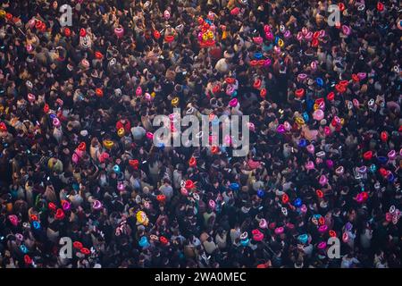 CHONGQING, CHINE - 31 DÉCEMBRE 2023 - Un grand nombre de personnes se rassemblent sous le monument Jiefang pour écouter la cloche du nouvel an et libérer Wish bal Banque D'Images