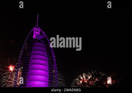 Dubaï, Dubaï, Émirats arabes Unis. 1 janvier 2024. Les feux d'artifice explosent dans le ciel près de l'hôtel Burj al-Arab à minuit de la célébration du nouvel an à Dubaï, Émirats arabes Unis, le 1 janvier 2024. (Image de crédit : © Kabir Jhangiani/ZUMA Press Wire) USAGE ÉDITORIAL SEULEMENT! Non destiné à UN USAGE commercial ! Crédit : ZUMA Press, Inc./Alamy Live News Banque D'Images