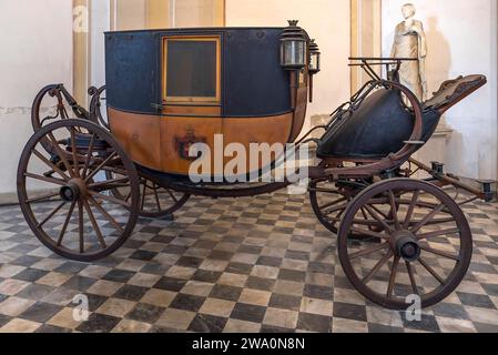 Calèche historique dans le vestibule de l'ancien palais royal, Palazzo Reale, via Balbi, 10, Gênes, Italie, Europe Banque D'Images