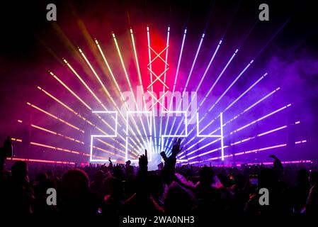 AMSTERDAM - fêtards sur la Museumplein, avant le feu d'artifice. À Amsterdam, les feux d'artifice des consommateurs sont interdits pendant la Saint-Sylvestre, et un spectacle de lumière électronique a été organisé à la place. ANP SEM VAN DER WALAMSTERDAM - les fêtards sonnent la nouvelle année sur Museumplein pendant le spectacle de feux d'artifice. À Amsterdam, les feux d'artifice des consommateurs sont interdits pendant la Saint-Sylvestre, et un spectacle de lumière électronique a été organisé à la place. ANP SEM VAN DER WAL pays-bas Out - belgique Out Banque D'Images