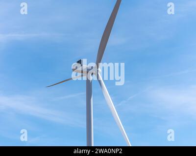 Éolienne de parc contre ciel bleu Banque D'Images