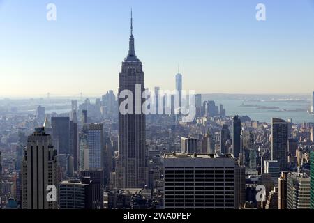 Panorama depuis la plate-forme d'observation Top of the Rock du Rockefeller Center jusqu'à l'Empire State Building et le centre-ville de Manhattan, Manhattan, New York Banque D'Images