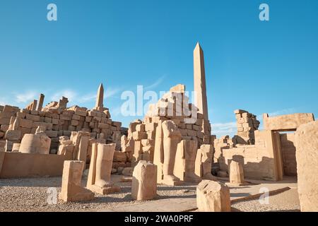 Louxor, Égypte - 2 janvier 2024 : obélisques et ruines du temple de Karnak Banque D'Images