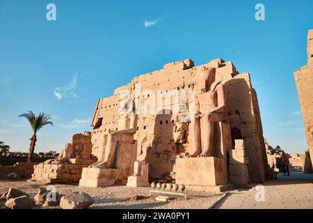 Louxor, Égypte - 2 janvier 2024 : statues monumentales du Pharaon Thoutmôsis II dans le temple de Karnak Banque D'Images