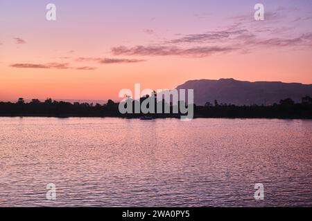Louxor, Égypte - décembre 26 2023 : le Nil au large des côtes de Louxor au coucher du soleil Banque D'Images