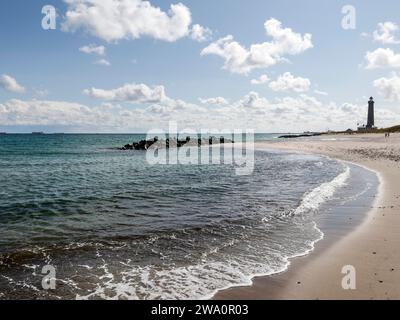 Plage de la mer Baltique avec phare à Skagen. Skagen est la seule ville au Danemark qui se trouve sur la mer du Nord et la mer Baltique, Skagen, Danemark, 22.07.2 Banque D'Images