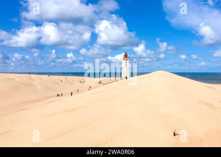 Vue aérienne du phare de Rubjerg Knude dans une grande dune de sable, Løkken, Danemark, 22.07.2023, Europe Banque D'Images