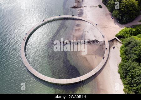 Une vue aérienne montre des gens marchant sur le pont infini. Le pont est une œuvre d'art construite par Sculpture by the Sea, Aarhus, Danemark, 25.07.2023, eu Banque D'Images