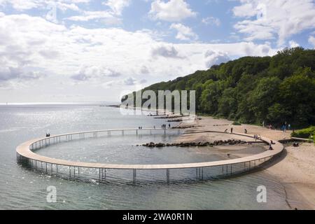 Une vue aérienne montre des gens marchant sur le pont infini. Le pont est une œuvre d'art construite par Sculpture by the Sea, Aarhus, Danemark, 25.07.2023, eu Banque D'Images