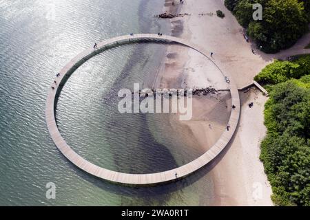 Une vue aérienne montre des gens marchant sur le pont infini. Le pont est une œuvre d'art construite par Sculpture by the Sea, Aarhus, Danemark, 25.07.2023, eu Banque D'Images