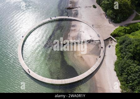 Une vue aérienne montre des gens marchant sur le pont infini. Le pont est une œuvre d'art construite par Sculpture by the Sea, Aarhus, Danemark, 25.07.2023, eu Banque D'Images