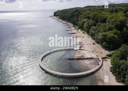 Une vue aérienne montre des gens marchant sur le pont infini. Le pont est une œuvre d'art construite par Sculpture by the Sea, Aarhus, Danemark, 25.07.2023, eu Banque D'Images