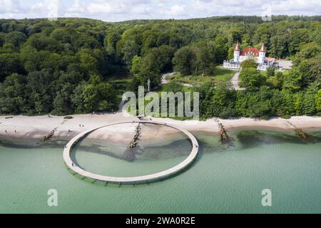 Une vue aérienne montre des gens marchant sur le pont infini. Le pont est une œuvre d'art construite par Sculpture by the Sea, Aarhus, Danemark, 25.07.2023, eu Banque D'Images