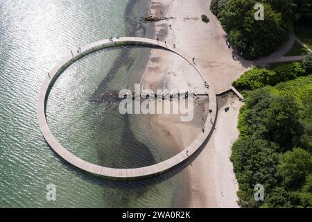 Une vue aérienne montre des gens marchant sur le pont infini. Le pont est une œuvre d'art construite par Sculpture by the Sea, Aarhus, Danemark, 25.07.2023, eu Banque D'Images