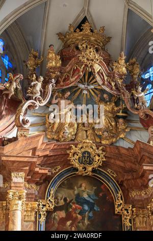 Maître autel baroque avec retable supérieur Assomption de la Vierge Marie par Martin Johann Schmidt, église piariste ou Kremser Frauenbergkirche, vieille ville K. Banque D'Images