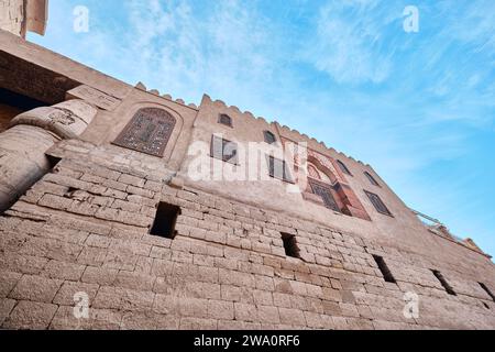 Louxor, Egypte - décembre 26 2023 : vue au détail architectural, y compris la mosquée d'Abou Haggag à l'ancien temple de Louxor Banque D'Images