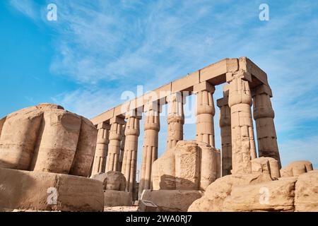 Louxor, Egypte - décembre 26 2023 : colonnes du temple de Louxor, un grand temple égyptien antique, rive est du Nil Banque D'Images