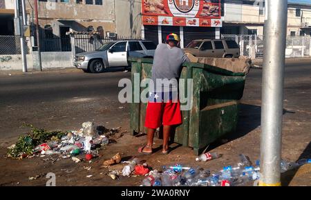 Une grande quantité de déchets solides est observée dans les rues, ce dimanche 31 décembre, dans la municipalité de San Francisco Venezuela. Le manque de collecte des ordures est l’un des principaux problèmes de dégradation des services publics de base dans le pays, ce qui inquiète le plus les habitants de l’état de Zulia car c’est un problème de santé publique, qui peut générer des épidémies respiratoires, cutanées et même. L'origine de ce problème réside principalement dans le manque de carburant, de sorte que les unités de collecte peuvent nettoyer les routes. (Photo Humberto Matheus/Sipa USA) Banque D'Images