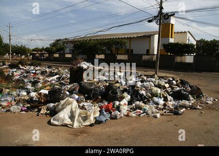 Une grande quantité de déchets solides est observée dans les rues, ce dimanche 31 décembre, dans la municipalité de San Francisco Venezuela. Le manque de collecte des ordures est l’un des principaux problèmes de dégradation des services publics de base dans le pays, ce qui inquiète le plus les habitants de l’état de Zulia car c’est un problème de santé publique, qui peut générer des épidémies respiratoires, cutanées et même. L'origine de ce problème réside principalement dans le manque de carburant, de sorte que les unités de collecte peuvent nettoyer les routes. (Photo Humberto Matheus/Sipa USA) Banque D'Images