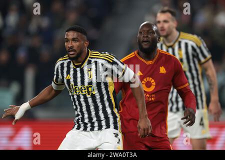 Turin, Italie. 30 décembre 2023. Romelu Lukaku de L'AS Roma se dresse entre Gleison Bremer et Federico Gatti de la Juventus lors du match de Serie A à l'Allianz Stadium de Turin. Le crédit photo devrait se lire : Jonathan Moscrop/Sportimage crédit : Sportimage Ltd/Alamy Live News Banque D'Images