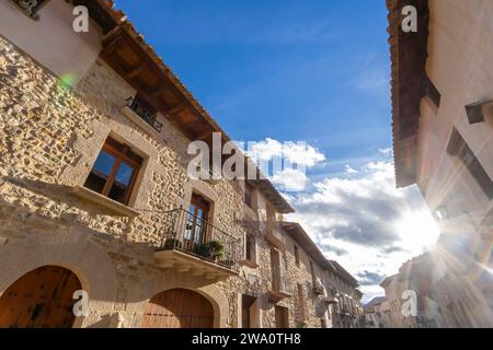 Mirambel est une petite ville en pierre dans la province de Teruel, en Espagne. Banque D'Images