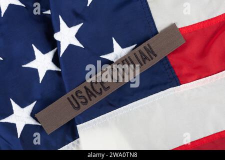 Ruban adhésif USACE Civilian Contractor Branch sur fond de drapeau national des États-Unis Banque D'Images