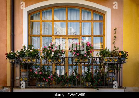 Balcon décoré avec fleurs en pot fleuries à Taormina en Sicile, Italie Banque D'Images