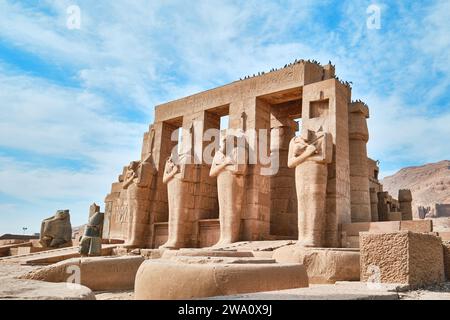 Louxor, Egypte - décembre 2023 : le Ramesseum est le temple mémorial ou temple mortuaire du Pharaon Ramsès II Il est situé dans la nécropole thébaine Banque D'Images