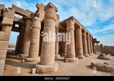 Louxor, Egypte - décembre 2023 : le Ramesseum est le temple mémorial ou temple mortuaire du Pharaon Ramsès II Il est situé dans la nécropole thébaine Banque D'Images